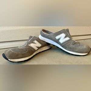 New Balance slide on tennis shoe. Size 9.